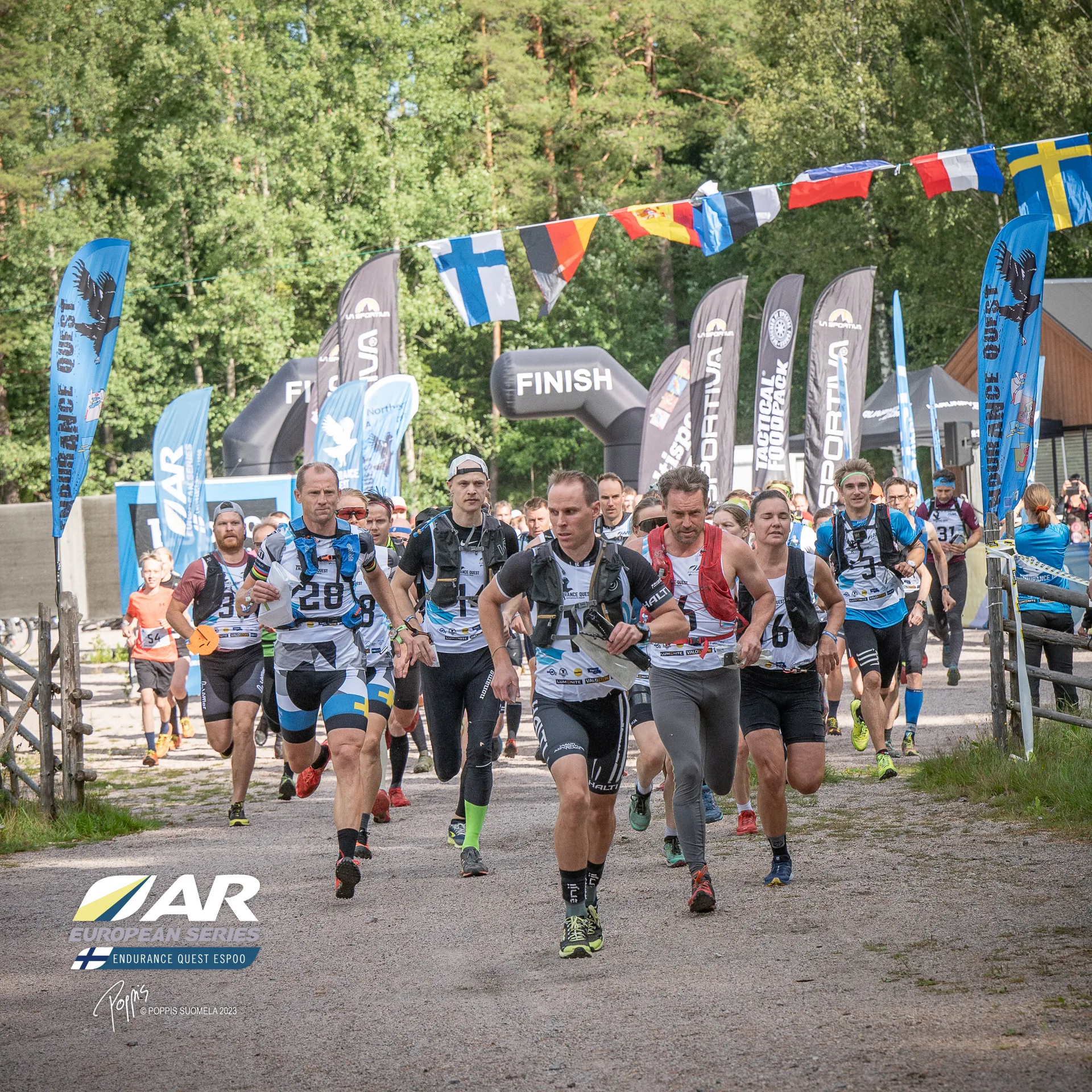 Kilpailijoiden yhteislähtö Endurance Quest Espoon maalialueella