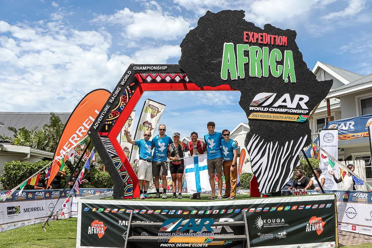 Northern Adventure Team Expedition Africa 2023 -maalikaaressa Suomen lipun kanssa